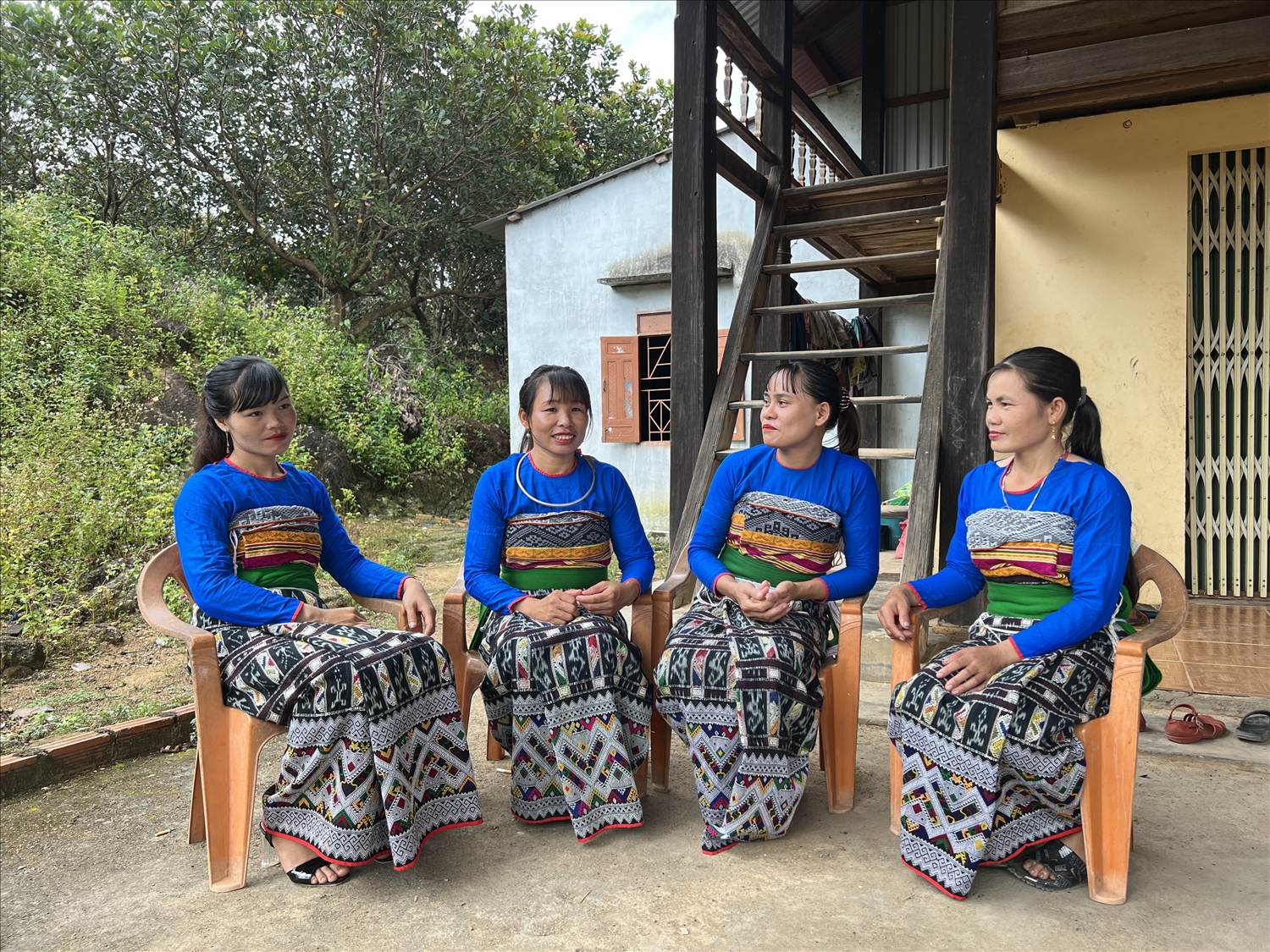 Với vai trò của mình chị Quỳn (thứ 2 bên phải) đã vận động chị em trong thôn tích cực giữ gìn văn hóa truyền thống