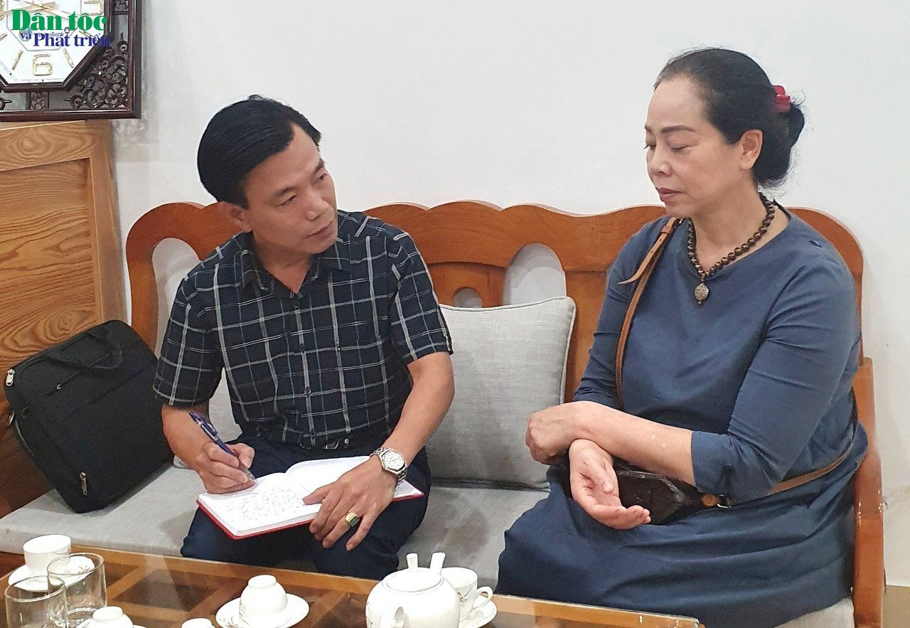 Bà Vũ Thị Hoa cung cấp một số thông tin có liên quan đến nội dung Đơn kêu cứu cho Phóng viên Báo Dân tộc và Phát triển