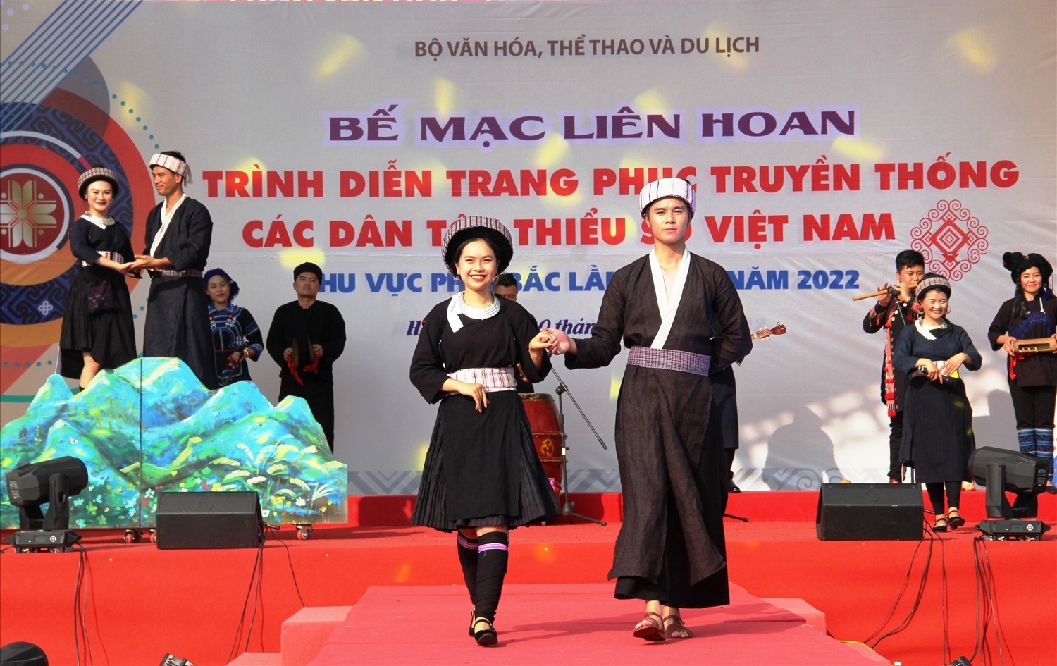 Đồng bào dân tộc Mông Xanh tỉnh Lào Cai trình diễn trang phục