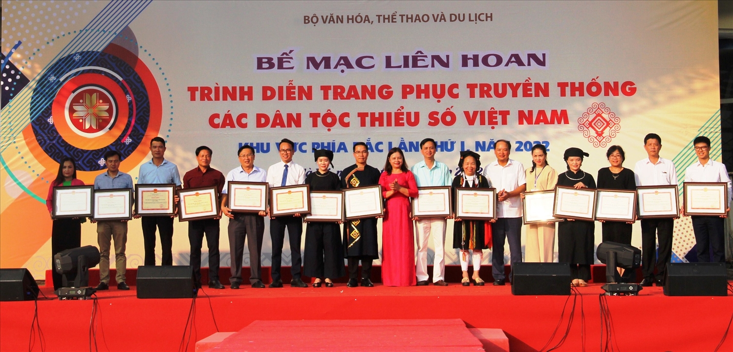 Ban Tổ chức trao Bằng khen của Bộ trưởng Bộ VHTT&DL cho các đoàn có thành tích tham dự Liên hoan trình diễn trang phục truyền thống các DTTS Việt Nam khu vực phía Bắc lần thứ I, năm 2022 