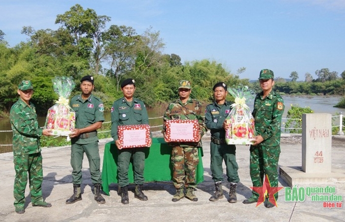 Đại diện các Đồn Biên phòng Đắk Lắk tặng quà lực lượng bảo vệ biên giới Campuchia. (Ảnh: Báo QĐND Điên tử)
