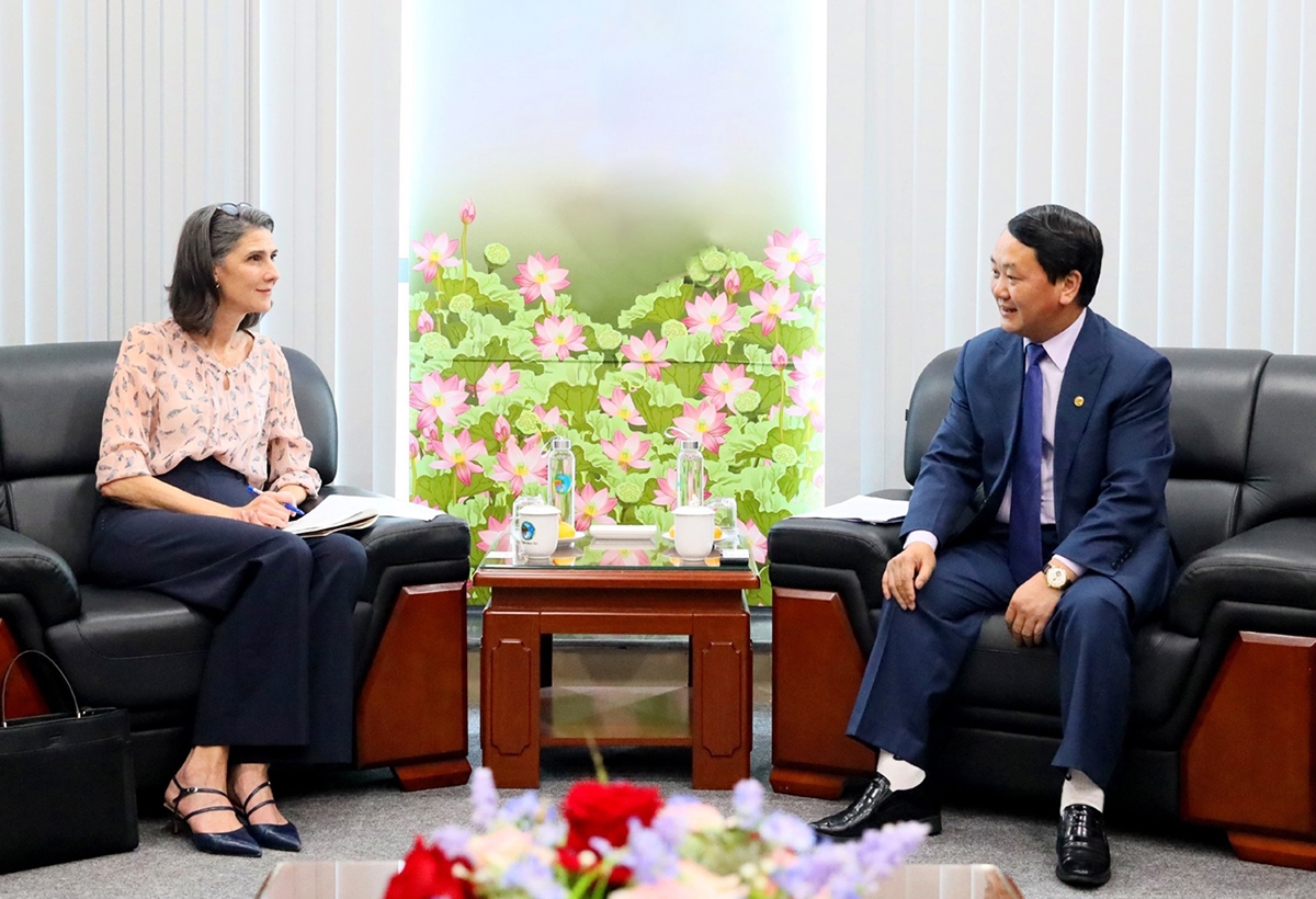 Bộ trưởng, Chủ nhiệm UBDT Hầu A Lềnh và bà Ramla Khalidi - Trưởng Đại diện thường trú UNDP tại Việt Nam