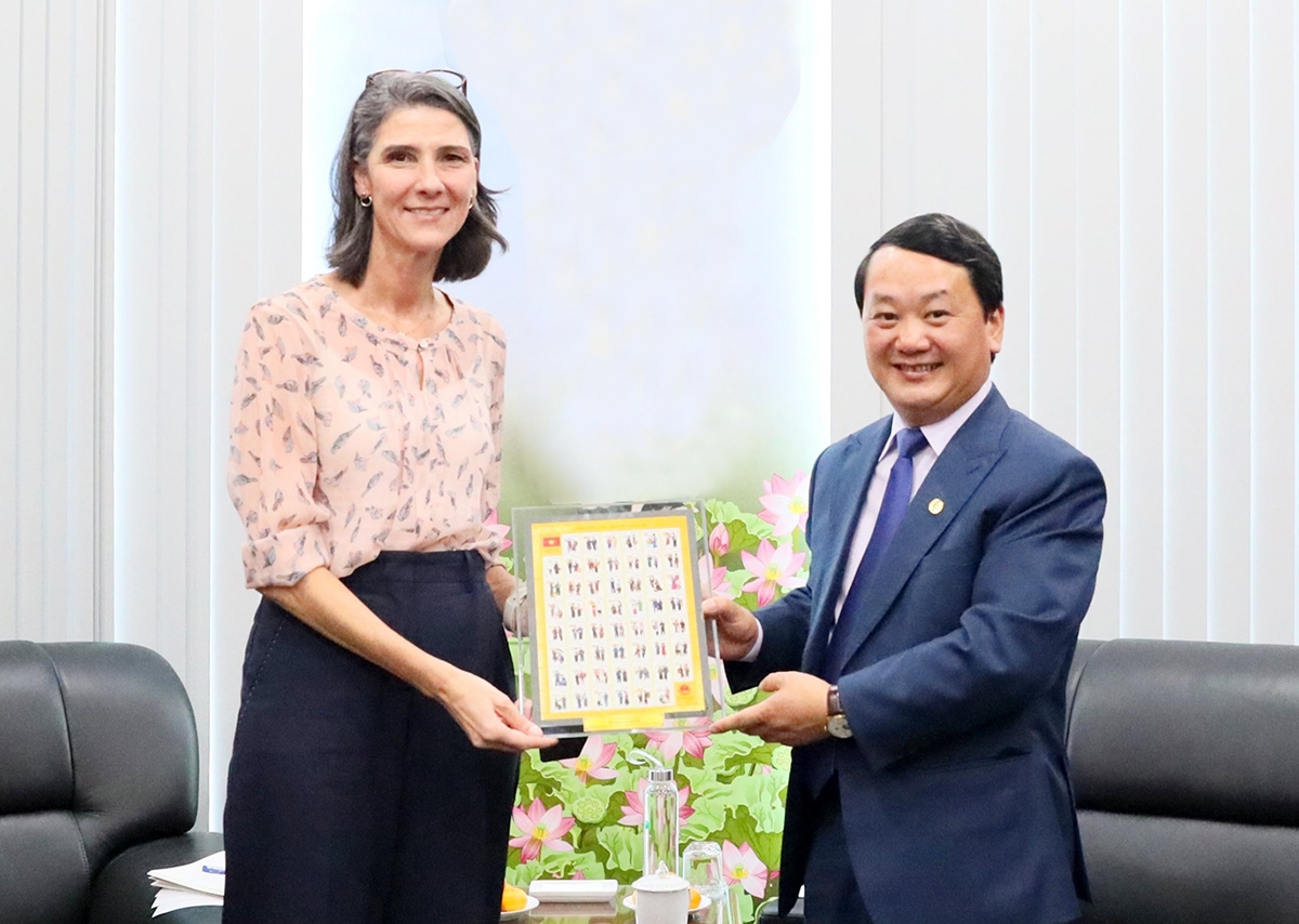 Bộ trưởng, Chủ nhiệm UBDT Hầu A Lềnh tặng quà bà Ramla Khalidi - Trưởng Đại diện thường trú UNDP tại Việt Nam