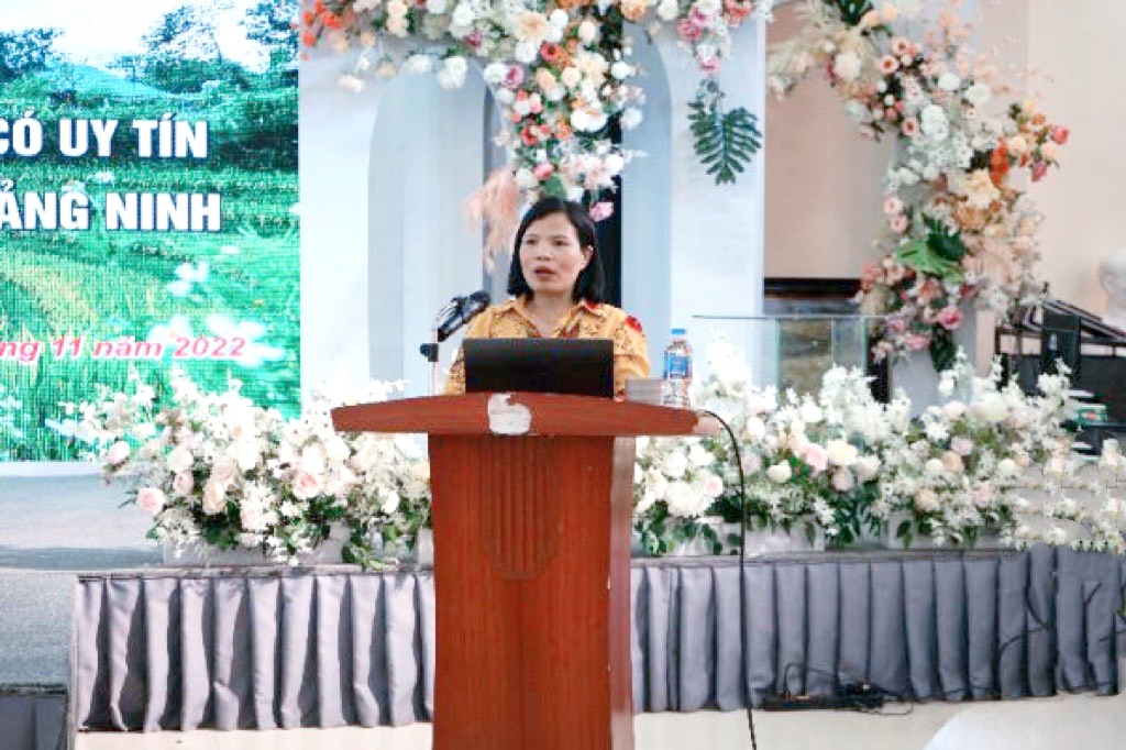 Bà Ân Thị Thìn - Phó Ban Dân tộc tỉnh Quảng Ninh phát biểu khai mạc tại Hội nghị