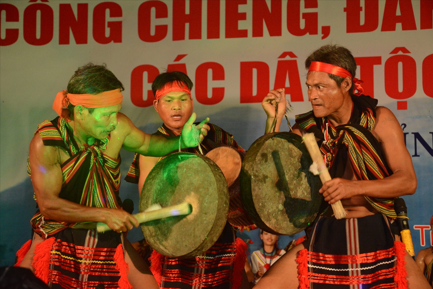 Các nghệ nhân người Hrê huyện Trà Bồng biểu diễn tiết mục đấu chiêng
