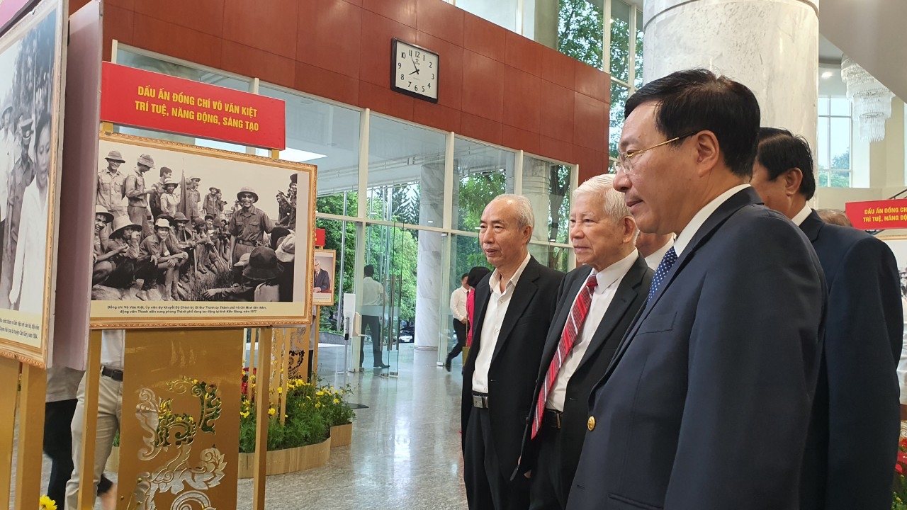 Nguyên Chủ tịch nước Nguyễn Minh Triết cùng Phó Thủ tướng Phạm Bình Minh và các đại biểu tham quan trưng bày về đồng chí Võ Văn Kiệt bên lề Hội thảo - Ảnh: VGP/Vũ Phong