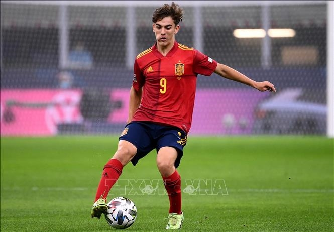 Ở tuổi 18, Pablo Gavi (ảnh) của Tây Ban Nha đã được vinh danh là cầu thủ trẻ xuất sắc nhất thế giới khi đoạt Cúp Kopa và giải thưởng Cậu bé vàng. Với 61 lần ra sân cho Barcelona và 12 lần cho tuyển quốc gia, Gavi đã để lại ấn tượng mạnh mẽ ở đấu trường cao nhất. Ảnh: AFP/TTXVN