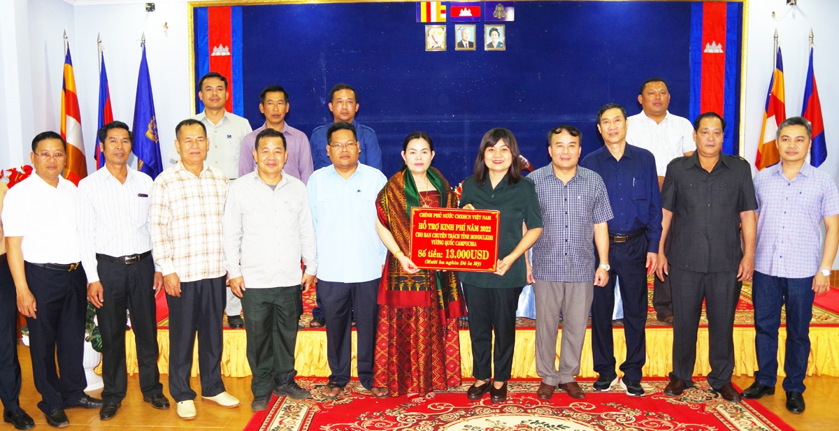 Ban Chỉ đạo 515 tỉnh Đắk Lắk trao quà của Chính phủ Việt Nam hỗ trợ Ban Chuyên trách tỉnh Mondulkiri (Campuchia) 