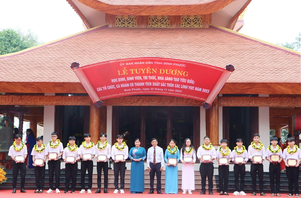 Chủ tịch UBND tỉnh Trần Tuệ Hiền và Chủ tịch Hội Khuyến học tỉnh Giang Văn Khoa trao biểu trưng, vòng nguyệt quế cho các em học sinh