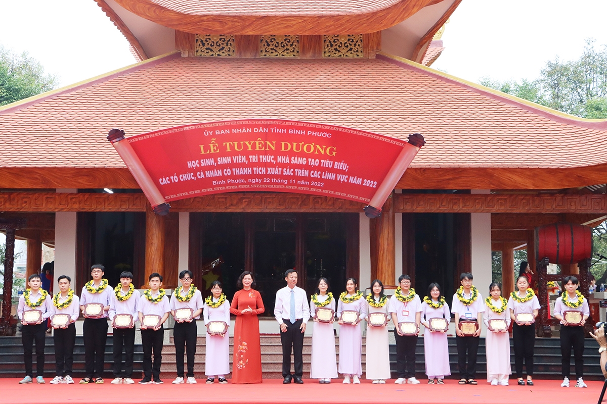 Lãnh đạo tỉnh Bình Phước trao biểu trưng, vòng nguyệt quế cho các em học sinh có thành tích xuất sắc trong học tập