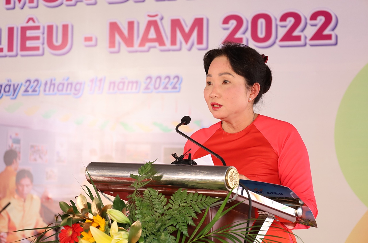 Bà Trần Thị Lan Phương - Giám đốc Sở Văn hóa Thông tin Thể thao Du lịch tỉnh Bạc Liêu phát biểu khai mạc Liên hoan
