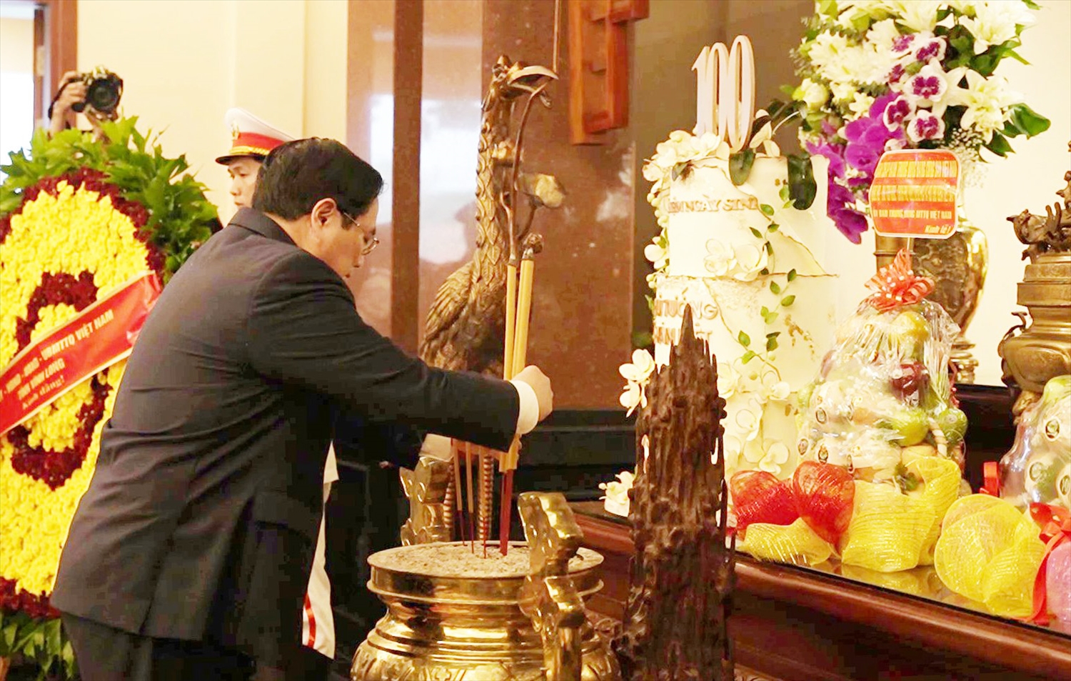 Thủ tướng Phạm Minh Chính dâng hương cố Thủ tướng Võ Văn Kiệt