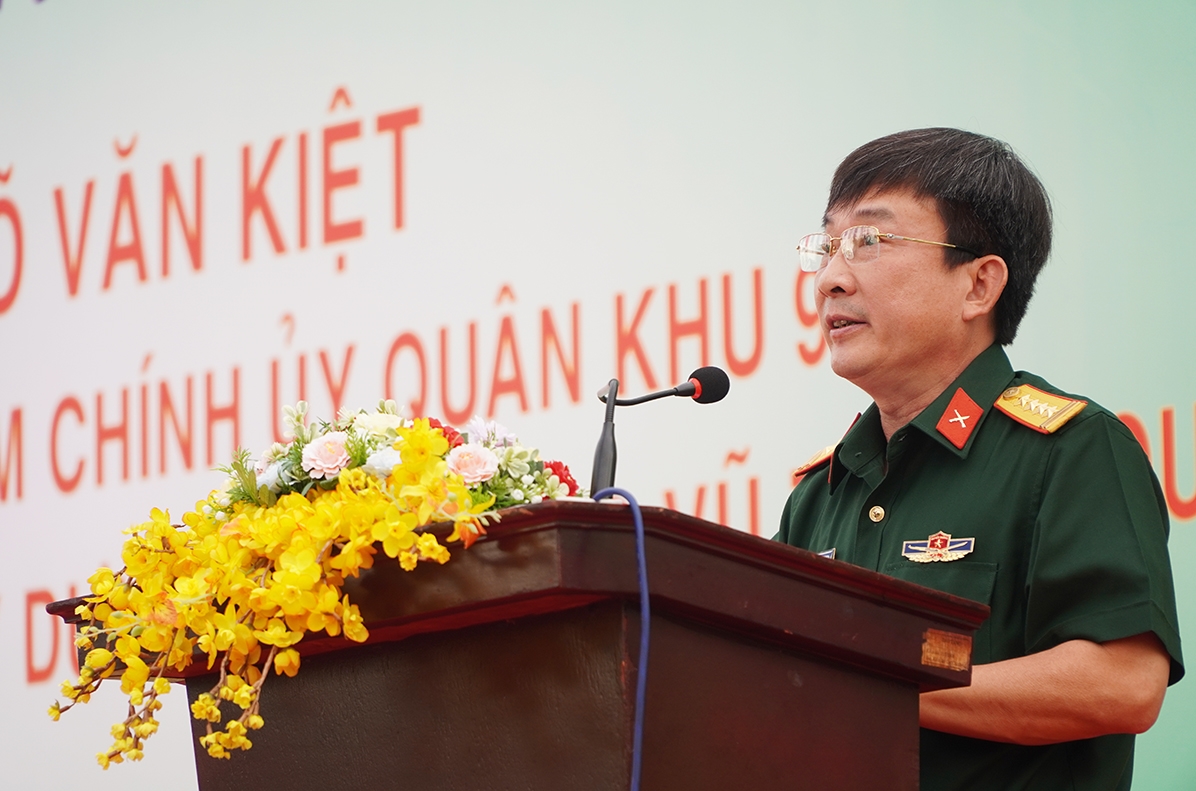 Đại tá Lê Minh Quang Phó Chủ nhiệm Chính trị Quân khu 9 phát biểu khai mạc Triển lãm