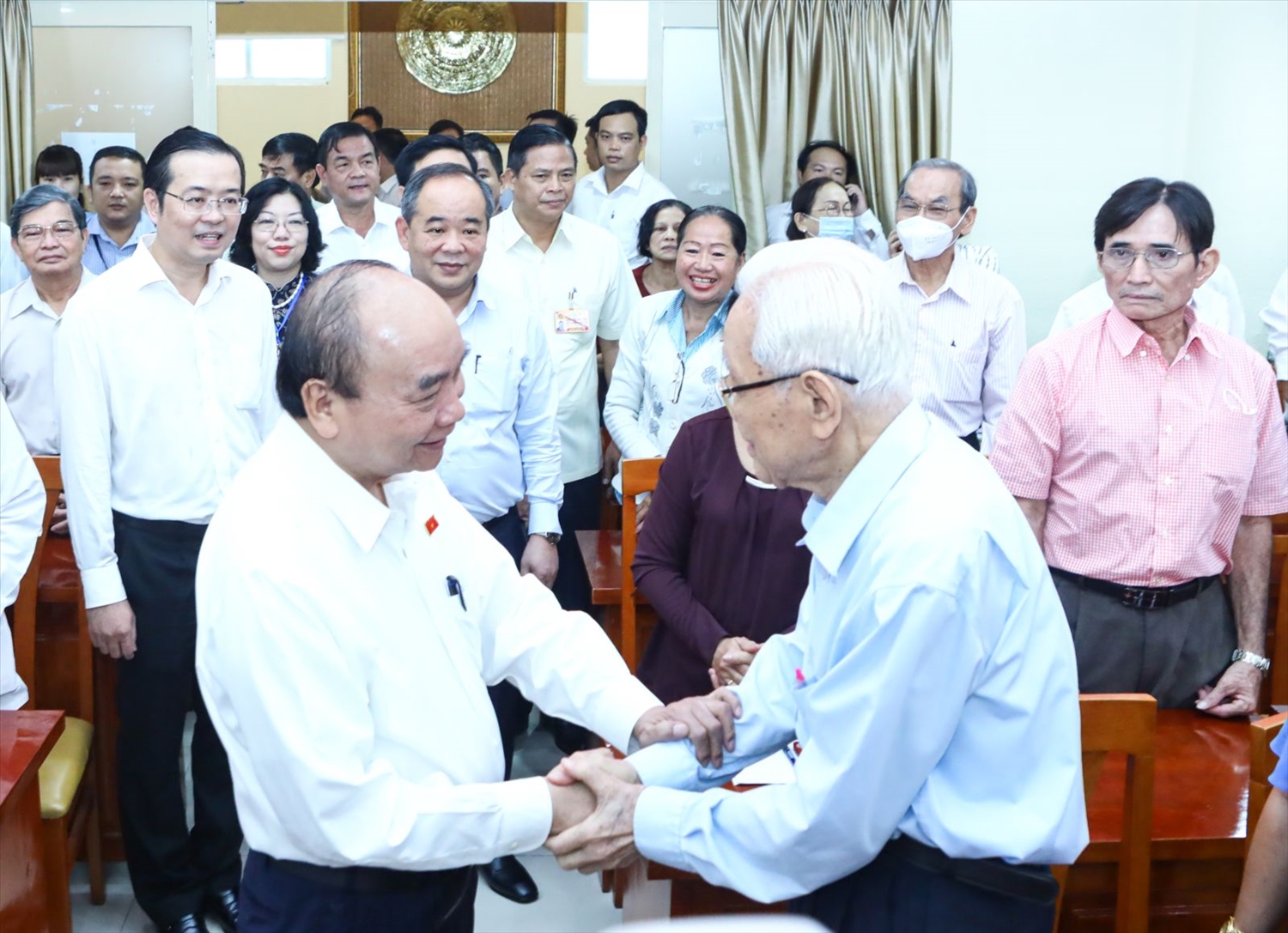 Chủ tịch nước Nguyễn Xuân Phúc cùng cử tri Quận 10, thành phố Hồ Chí Minh. Ảnh: VPCTN