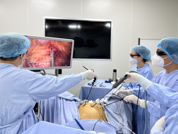 Các bác sĩ tại Bệnh viện K Tân Triều thực hiện phẫu thuật nội soi 3D đối với bệnh nhân ung thư trực tràng - một kỹ thuật trong công trình được xét tặng giải thưởng Nhà nước. Ảnh:T Hà