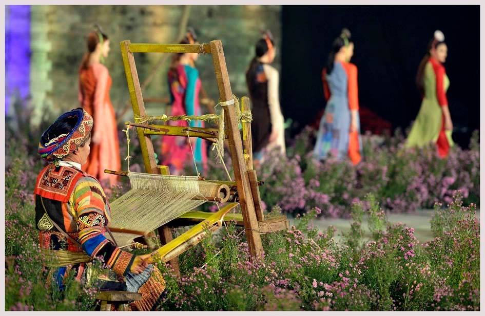 Nghệ nhân Vàng Thị Mai trình diễn dệt thổ cẩm tại Festivail Áo dài Hà Nội tại Hoàng Thành Thăng Long (Hà Nội)
