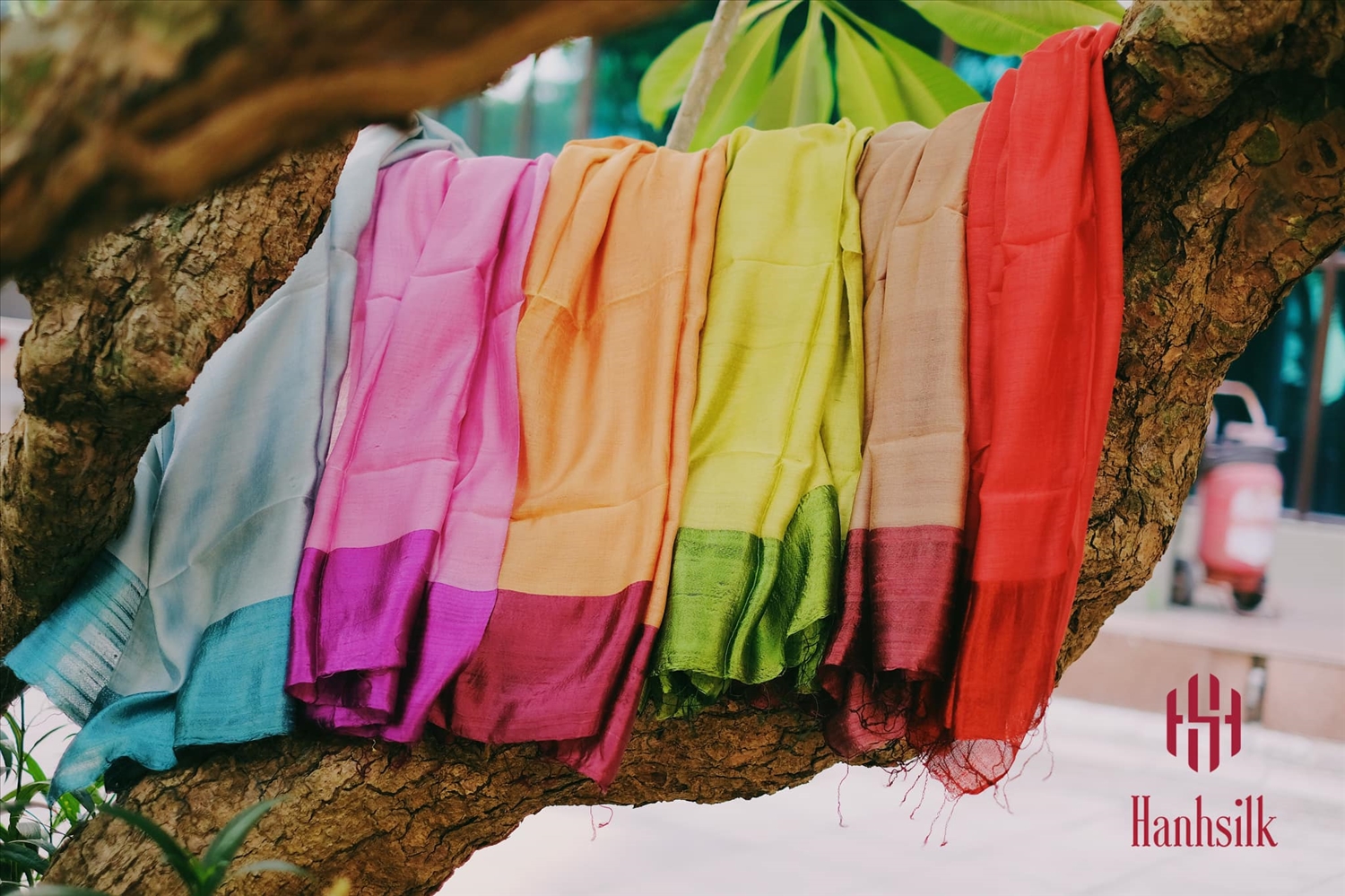Sản phẩm khăn lụa tơ tằm mang thương hiệu Hanh Silk