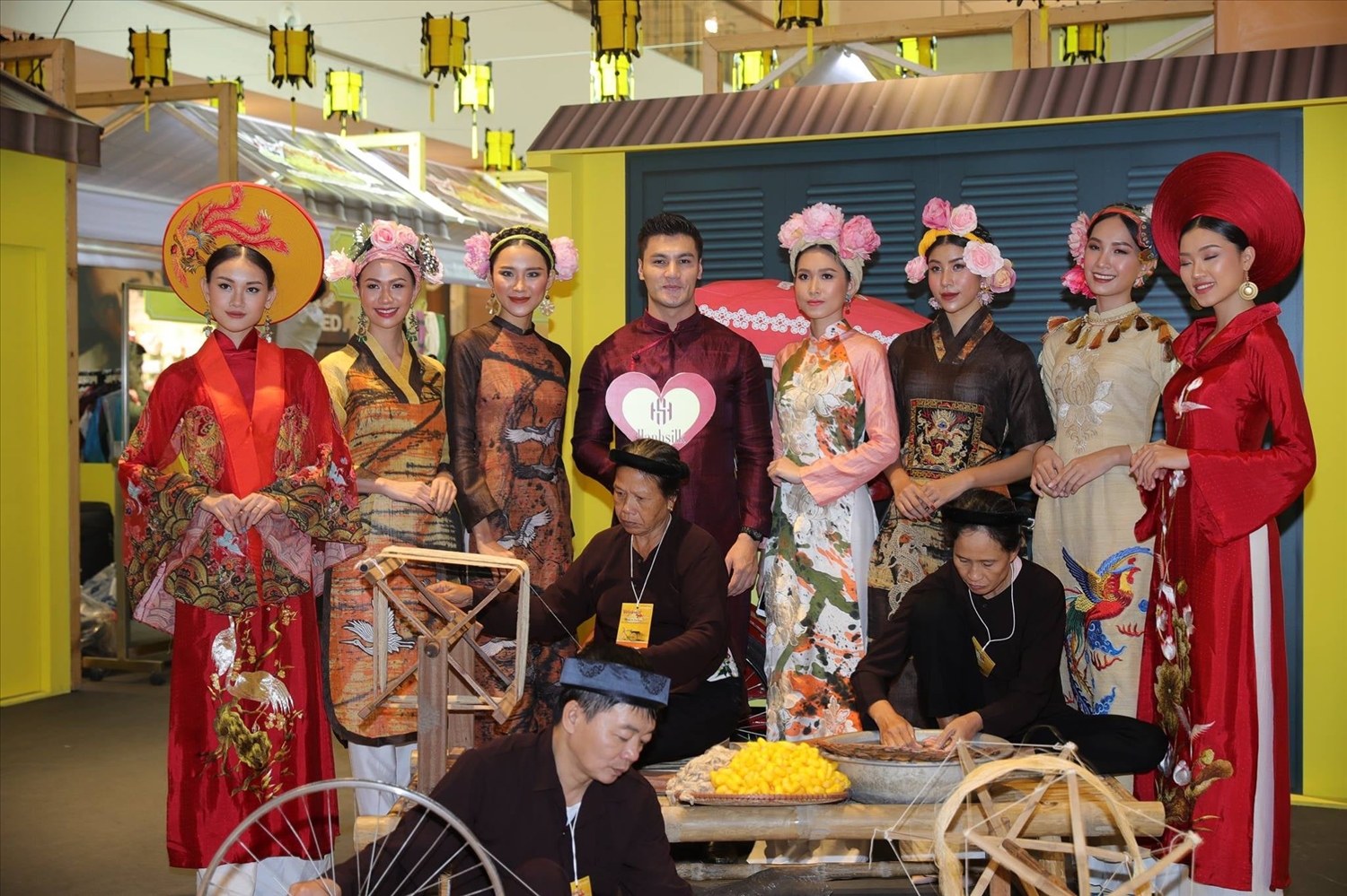 Đoàn Hanh Silk gồm các nghệ nhân, nhà thiết kế, người mẫu giới thiệu tơ tằm Việt Nam trên đất Thái Lan. 