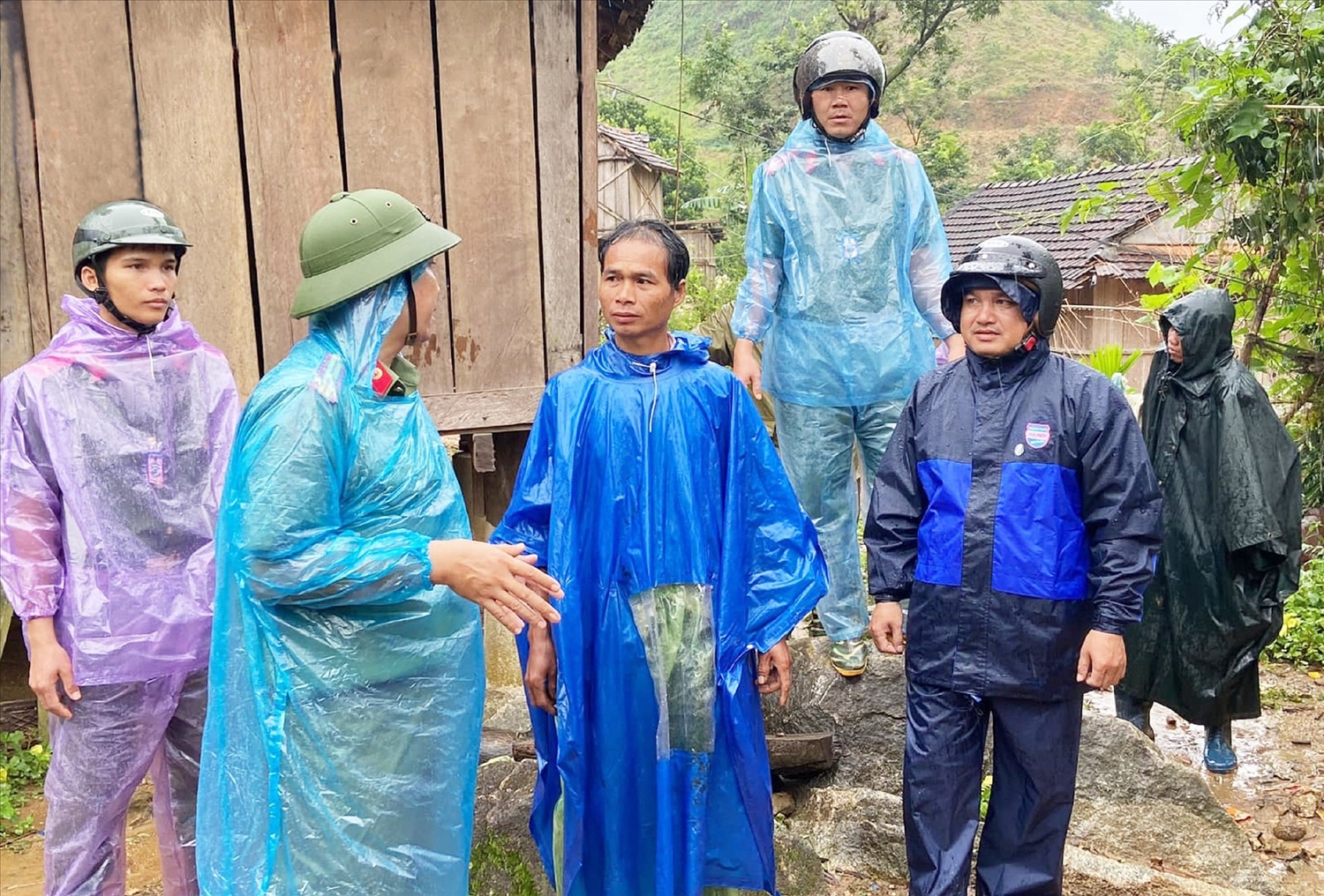 Cán bộ bộ đội biên phòng cùng cán bộ xã Sơn Màu thăm hỏi người dân thôn Đăk Pao.