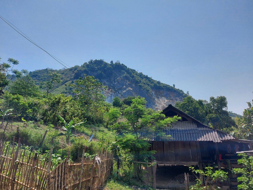 Mỏ đá của Công ty TNHH Hồng Trường nằm ngay phía sau nhà dân ở bản Kim Đa 