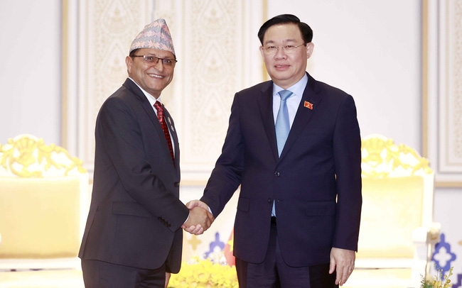 Chủ tịch Quốc hội Vương Đình Huệ gặp Chủ tịch Quốc hội Nepal Ganesh Prasad Timilsina. (Ảnh: Doãn Tấn)
