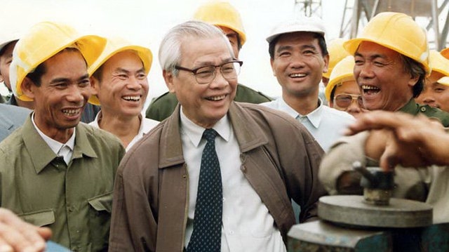 Thủ tướng Võ Văn Kiệt và công nhân trên công trường xây dựng trạm biến thế 500kv Pleiku ngày 3/11/1993