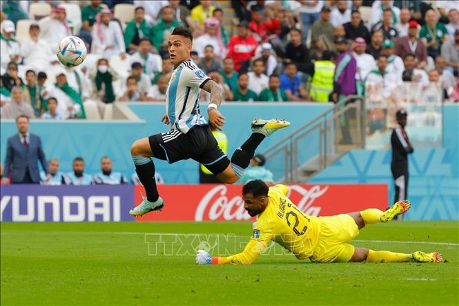 Từ đường chọc khe của Gomez, tiền đạo Lautaro Martinez (trái) của Argentina thoát xuống bấm bóng qua đầu thủ môn Saudi Arabia. Bóng lăn vào lưới, nhưng VAR xác định Martinez việt vị trong gang tấc. Ảnh: AFP/TTXVN