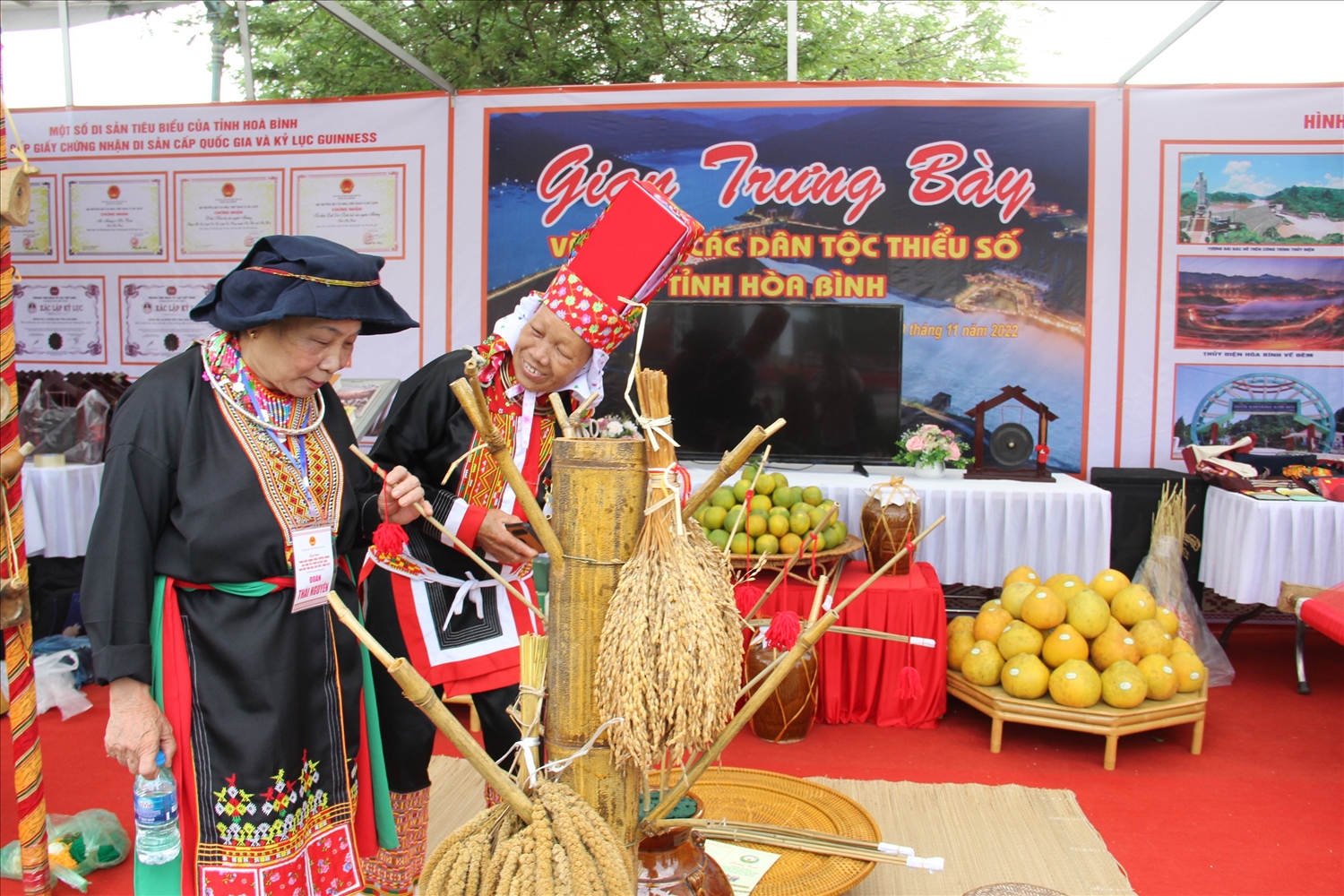 Dân tộc Dao Thanh Phán (Quảng Ninh) tham quan gian trưng bày tỉnh Hòa Bình