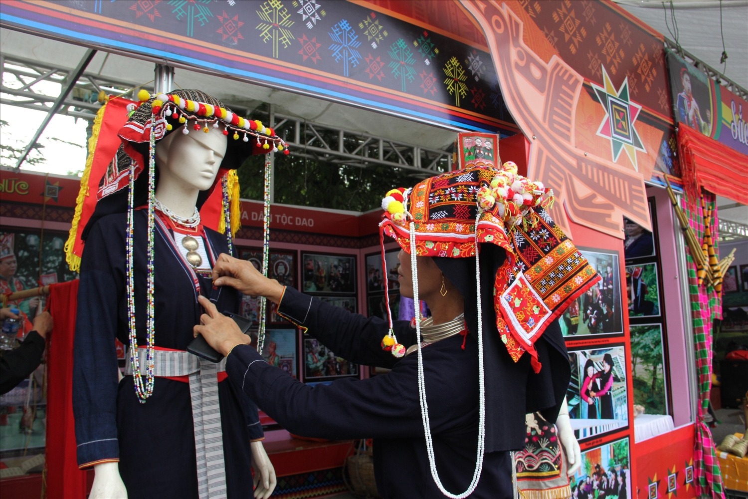 Đồng bào dân tộc Dao Quần Chẹt (Vĩnh Phúc) trưng bày trang phục truyền thống