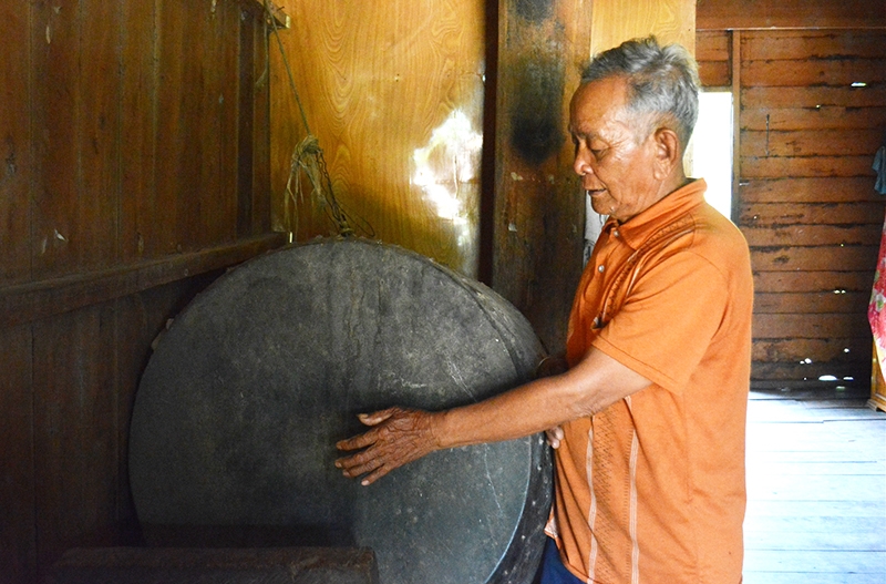 Người có uy tín Y’Nguôm Byă còn giữ chiếc trống cổ trăm tuổi
