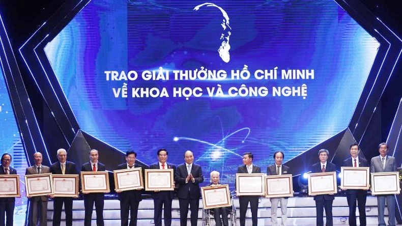 Chủ tịch nước Nguyễn Xuân Phúc trao Giải thưởng Hồ Chí Minh cho tác giả, đại diện tác giả, đại diện đồng tác giả của 12 công trình, cụm công trình được tặng Giải thưởng Hồ Chí Minh. (Ảnh: Thống Nhất/TTXVN) 