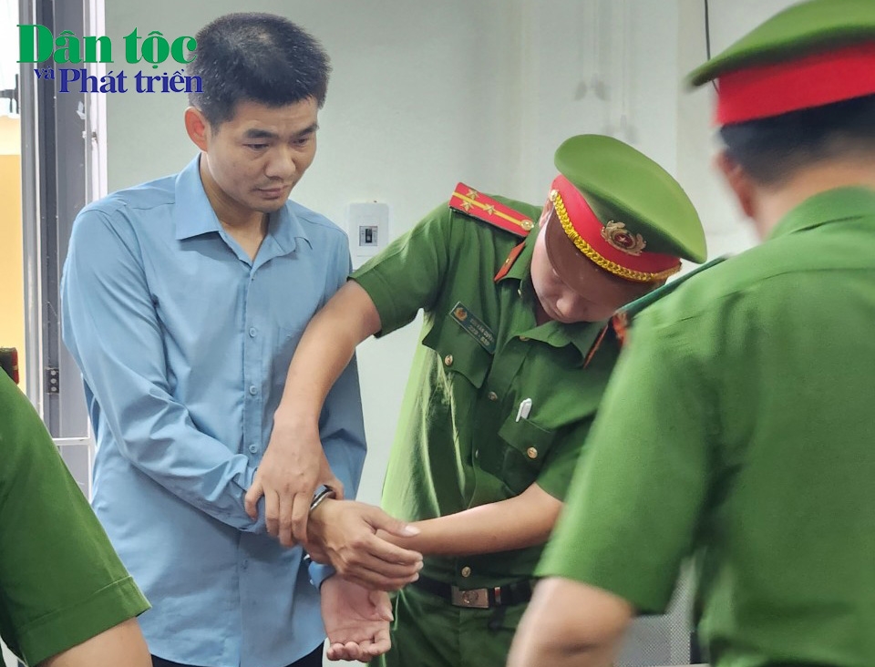 Đối tượng Phạm Văn Tài bị bắt giữ tại trụ sở làm việc của Ban Quản lý Dự án đầu tư và xây dựng huyện Tương Dương