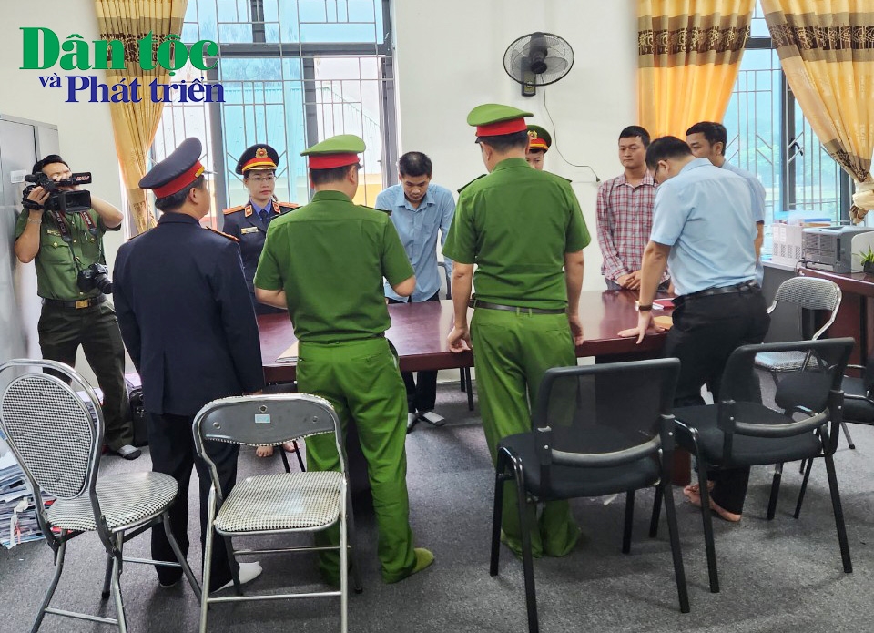 Cơ quan Cảnh sát điều tra Công an tỉnh Nghệ An công bố quyết định bắt tạm giam