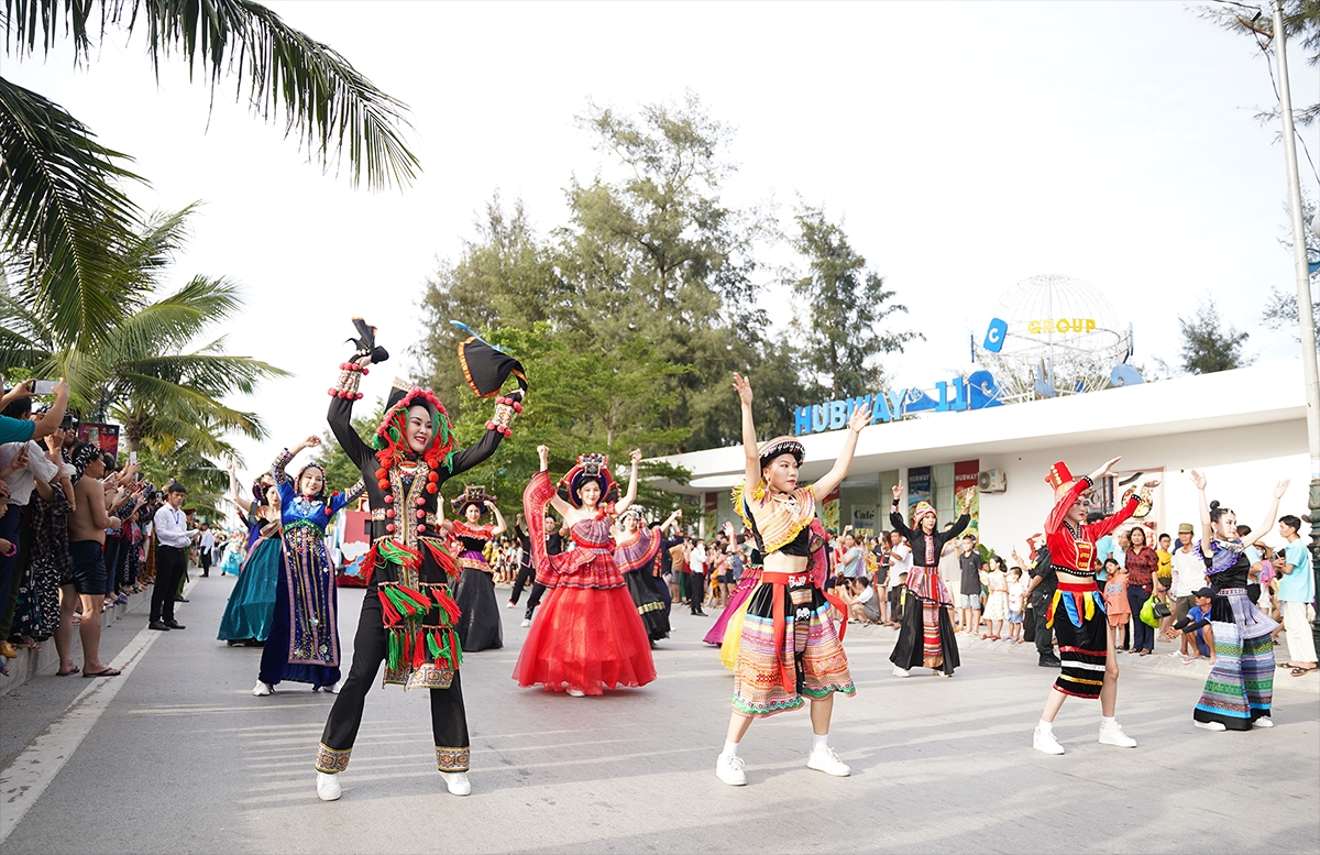 Lễ hội Carnival đường phố thu hút đông đảo du khách đến với Sầm Sơn