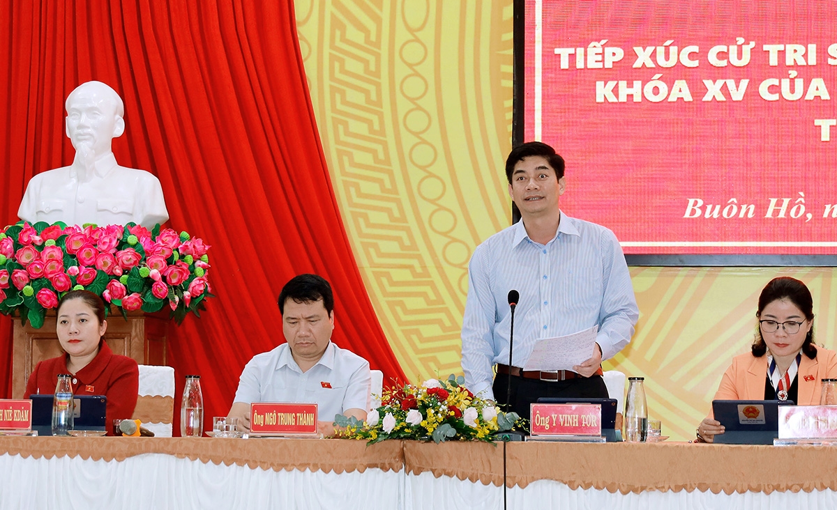 Thứ trưởng, Phó Chủ nhiệm Ủy ban Dân tộc Y Vinh Tơr tiếp xúc cử tri tại thị xã Buôn Hồ