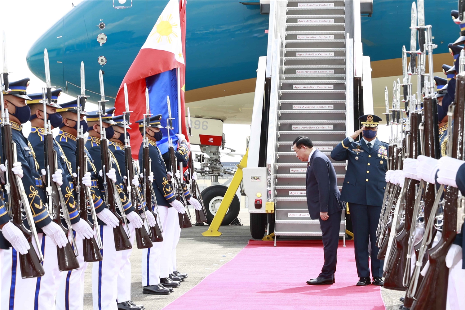 Chủ tịch Quốc hội Vương Đình Huệ nghiêng mình trước Quốc kỳ hai nước Việt Nam - Philippines