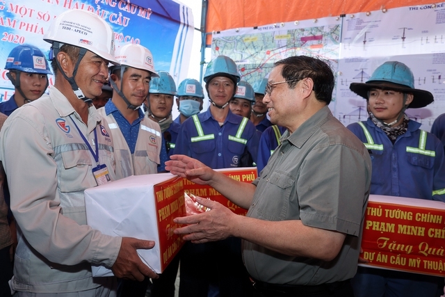 Thủ tướng tặng quà, động viên cán bộ kỹ sư thi công cầu Mỹ Thuận 2 - Ảnh: VGP/Nhật Bắc