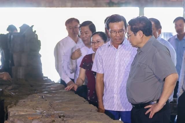 Thủ tướng đến thăm, thị sát làng nghề gạch, gốm Mang Thít nằm bên bờ sông - Ảnh: VGP/Nhật Bắc