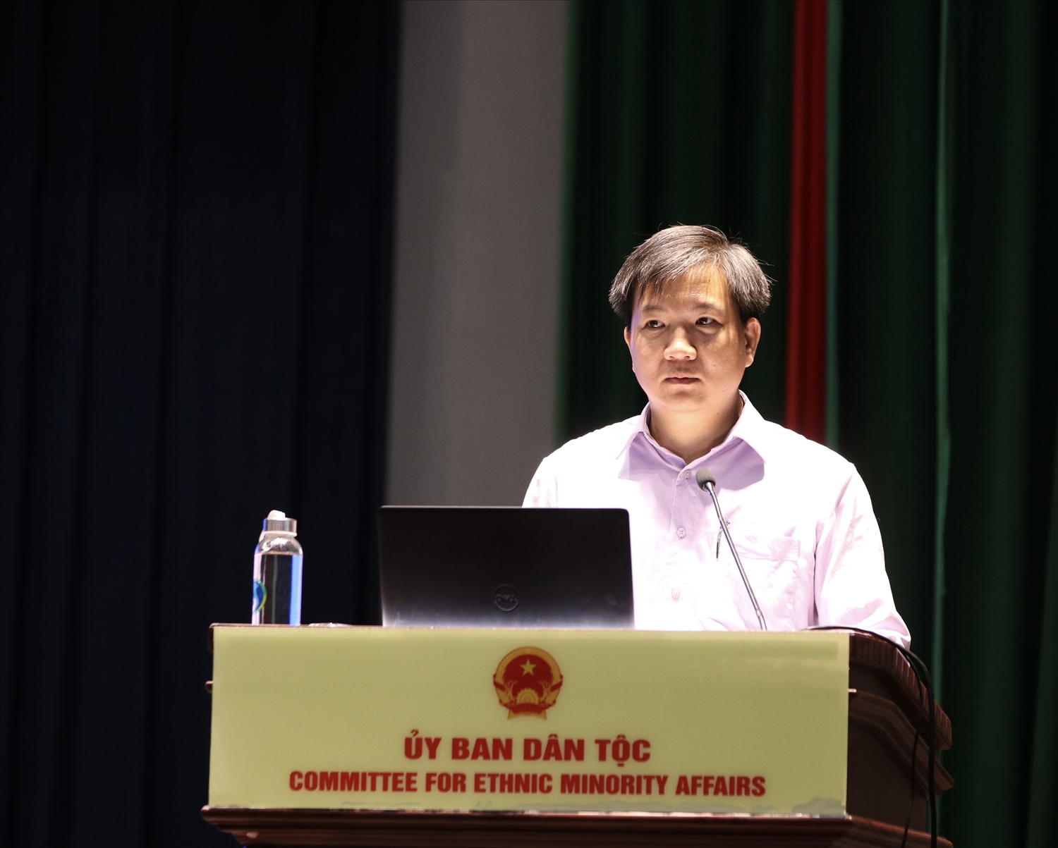 Phó Vụ trưởng Vụ Pháp chế UBDT Nguyễn Chí Tuấn phát biểu khai mạc hội nghị tập huấn