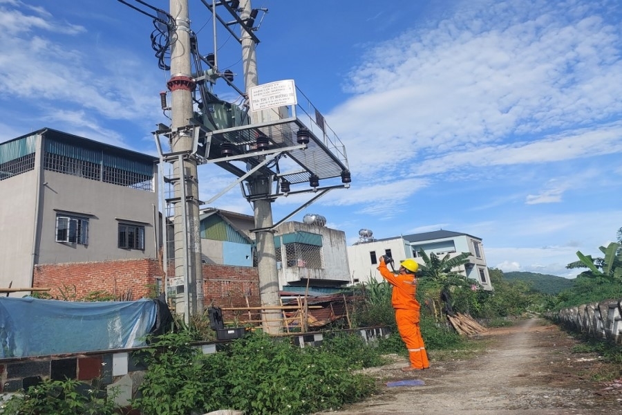 Công nhân Điện lực Mường Tè (Lai Châu) kiểm tra lưới điện bằng Camera nhiệt