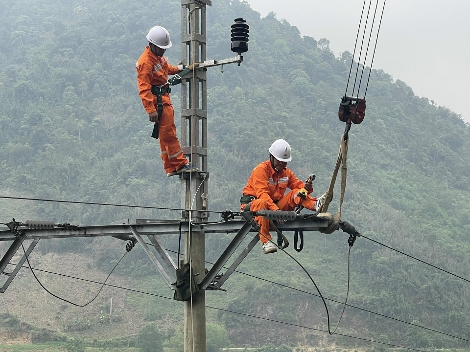 Công nhân Điện lực Phù Yên xử lý khiếm khuyết trên đường dây