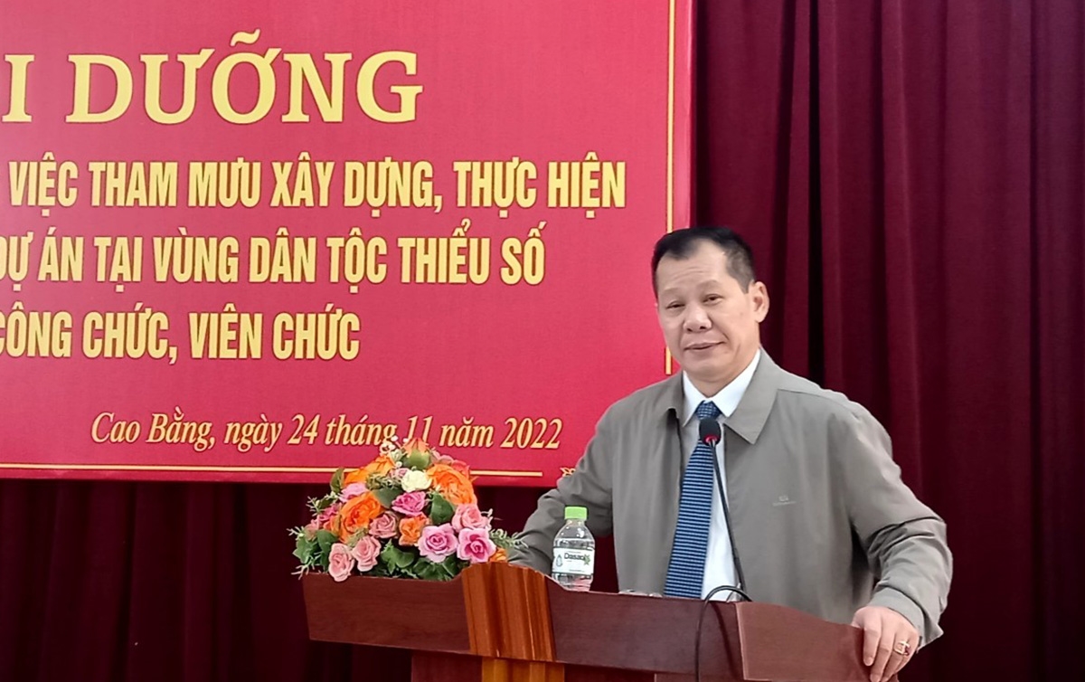 Ông Lý Bình Huy - Phó Vụ trưởng Vụ Tổ chức cán bộ phát biểu khai giảng Lớp bồi dưỡng