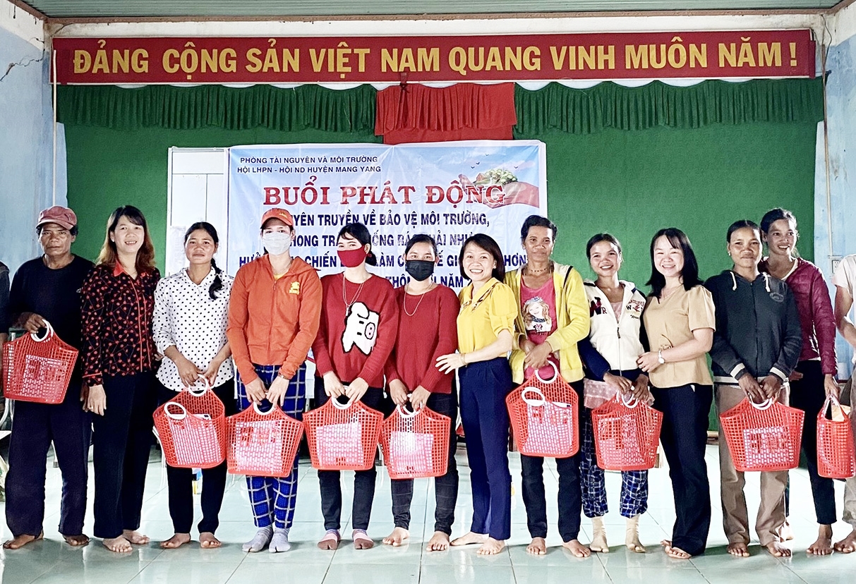 Phòng Tài nguyên và Môi trường huyện Mang Yang tặng giỏ nhựa cho người dân làng Đăk Bêt, xã Đăk Trôi