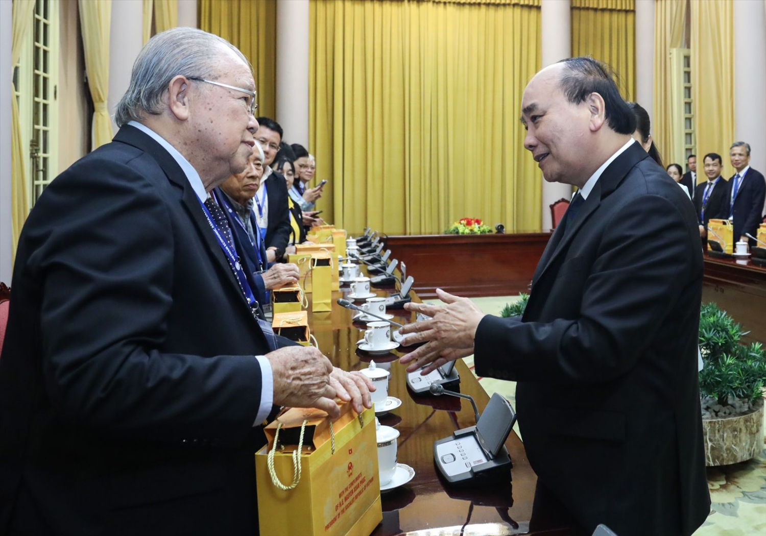 Chủ tịch nước Nguyễn Xuân Phúc tặng quà các đại biểu. Ảnh: VPCTN