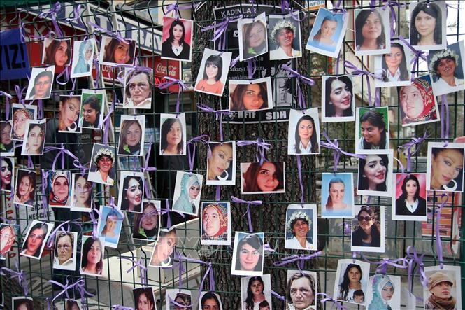 Những bức ảnh phụ nữ bị sát hại trong các vụ bạo lực gia đình trưng bày tại một triển lãm ảnh tại Ankara, Thổ Nhĩ Kỳ. Ảnh: AFP/TTXVN