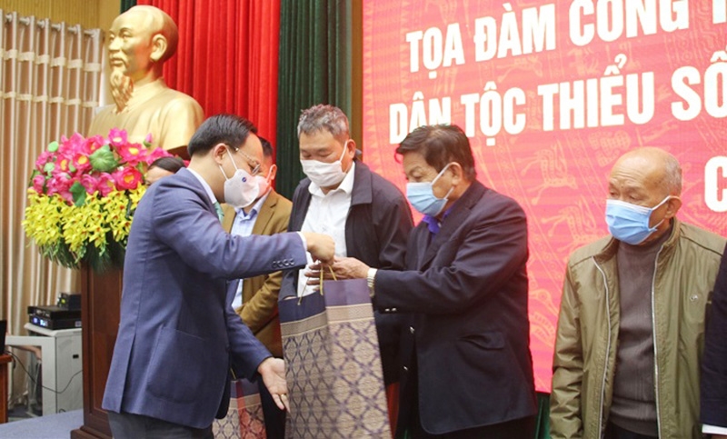 Trưởng Ban Dân vận Tỉnh ủy Bắc Giang Phạm Văn Thịnh tặng quà Tết năm 2022 cho Người có uy tín trong đồng bào DTTS