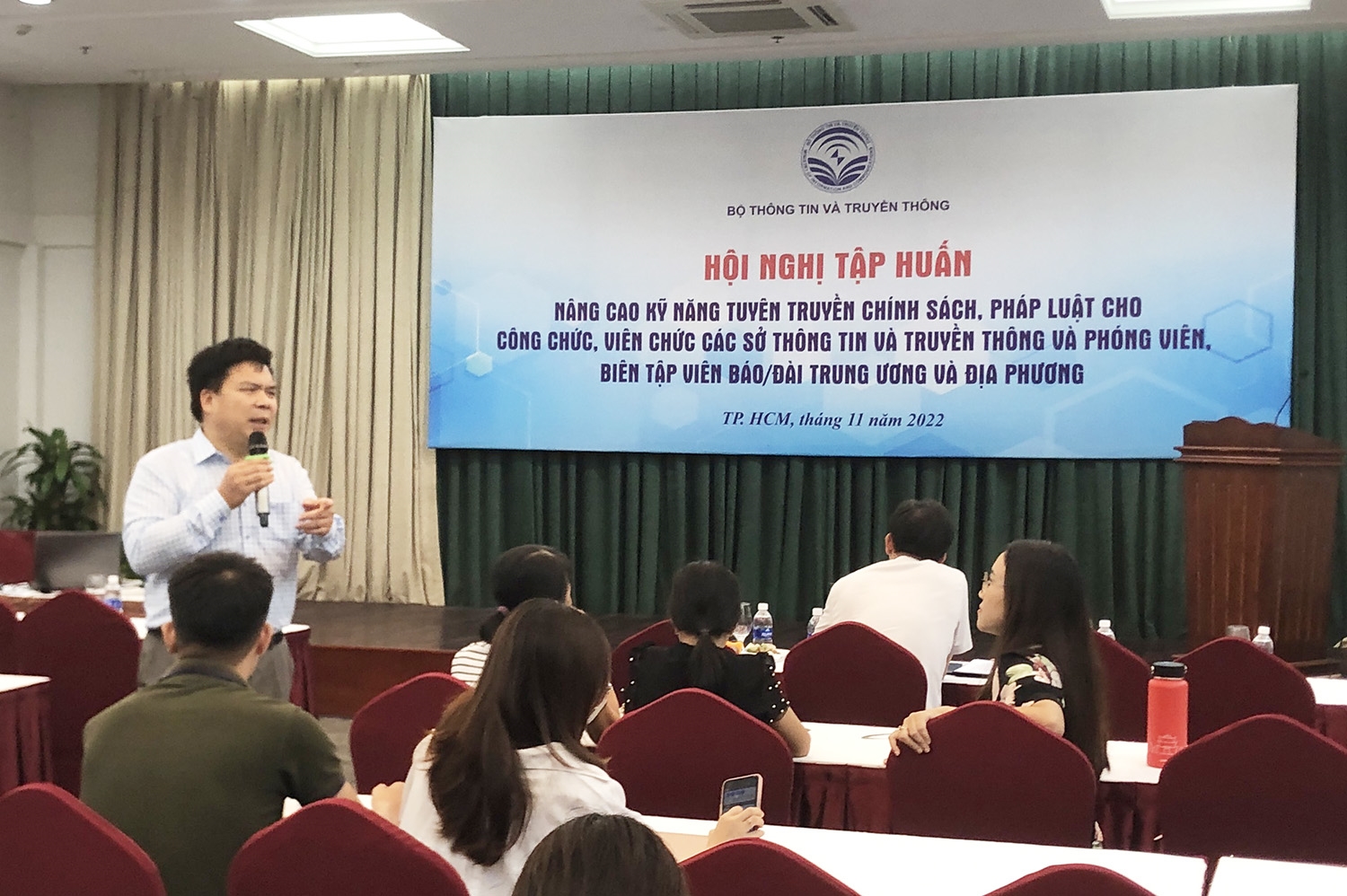 Ông Đinh Xuân Thắng - Phó Vụ trưởng Vụ tuyên truyền - Ủy ban dân tộc trình bày về “Chính sách, pháp luật của Đảng, Nhà nước Việt Nam về dân tộc, miền núi”
