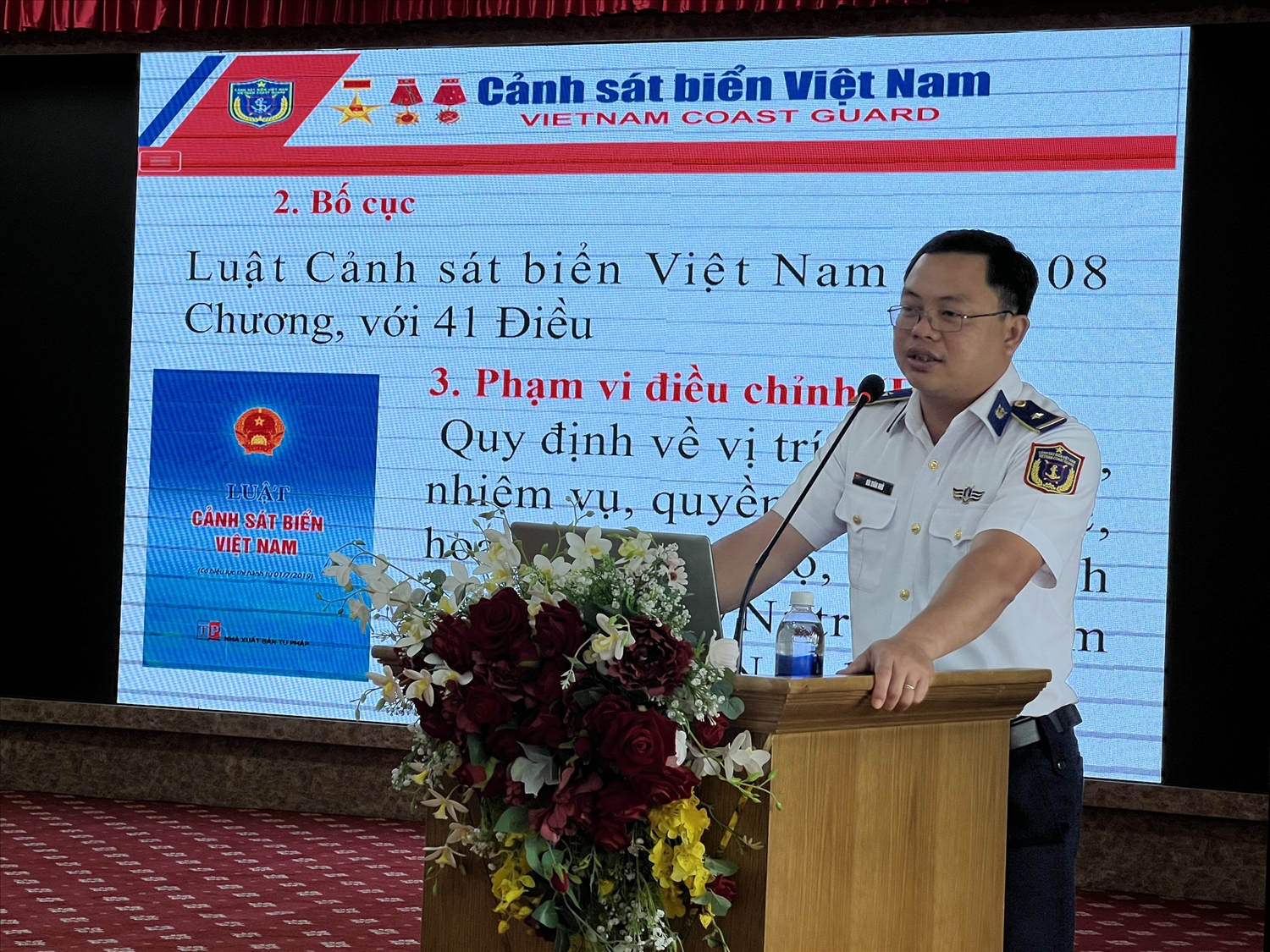Thiếu tá Bùi Xuân Nhớ, Trợ lý Pháp chế phòng Pháp luật Bộ Tư lệnh Vùng Cảnh sát biển 4 tuyên truyền Luật Cảnh sát biển Việt Nam.