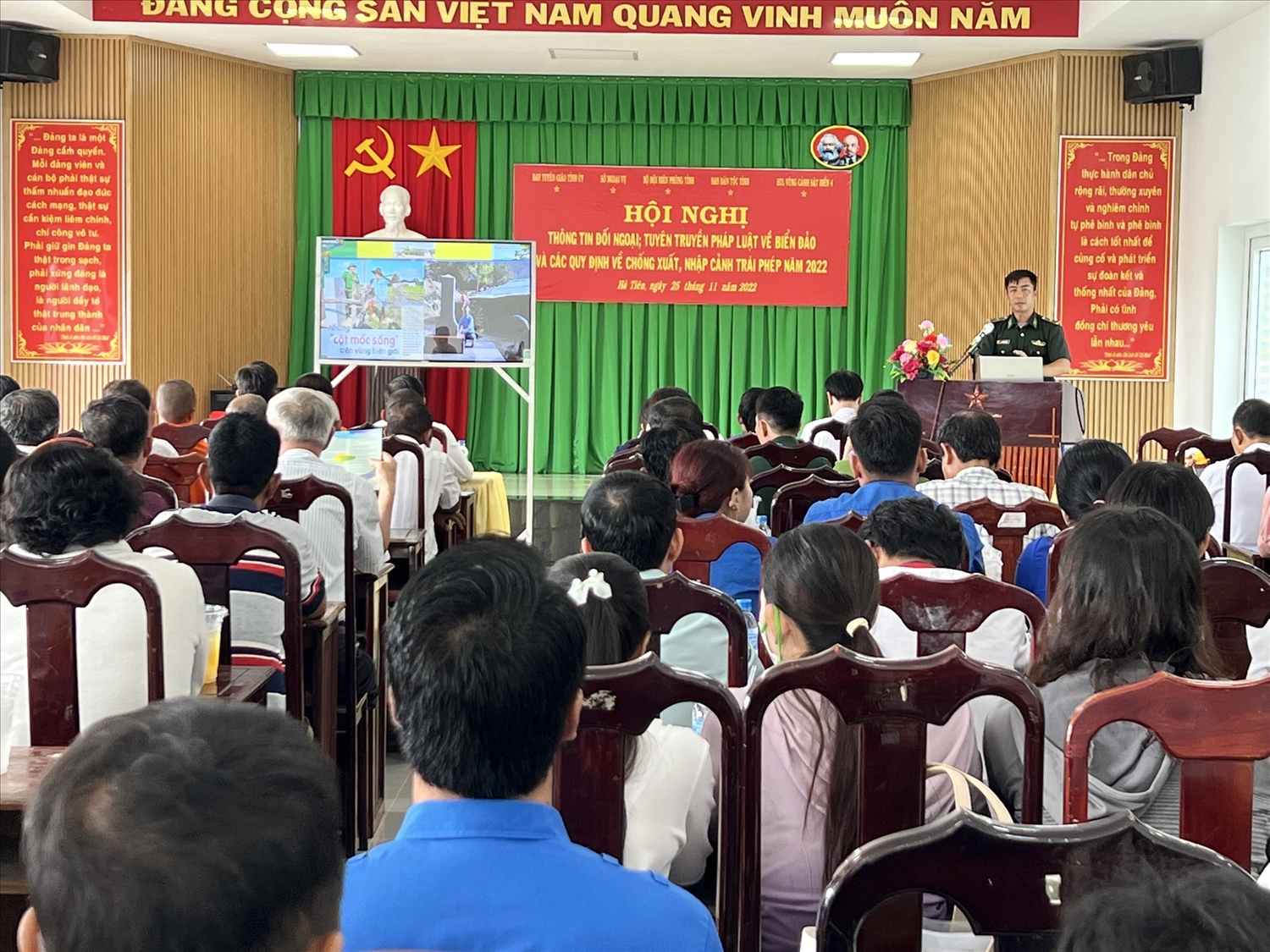  Thiếu tá Trần Mạnh Trình, Phó Đồn trưởng Đồn biên phòng Cửa khẩu quốc tế Hà Tiên tuyên truyền Luật Biên phòng Việt Nam