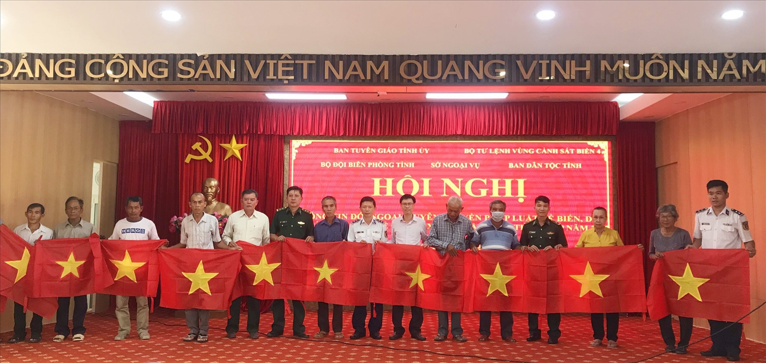 Đại biểu tặng cờ Tổ quốc cho Người có uy tín trong đồng bào dân tộc thiểu số trên địa bàn thành phố Hà Tiên.